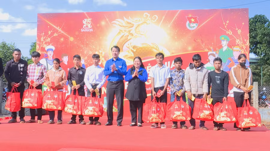 Bí thư Trung ương Đoàn Ngô Văn Cương (thứ 6 từ trái sang) và Bí thư Tỉnh Đoàn Gia Lai Hà Thị Giang Thảo (thứ 6 từ phải sang) tặng quà cho thanh niên công nhân của xã Ia Chía. Ảnh: D.L Bí thư Trung ương Đoàn Ngô Văn Cương (thứ 6 từ trái sang) và Bí thư Tỉnh Đoàn Gia Lai Hà Thị Giang Thảo (thứ 6 từ phải sang) tặng quà cho thanh niên công nhân của xã Ia Chía. Ảnh: D.L