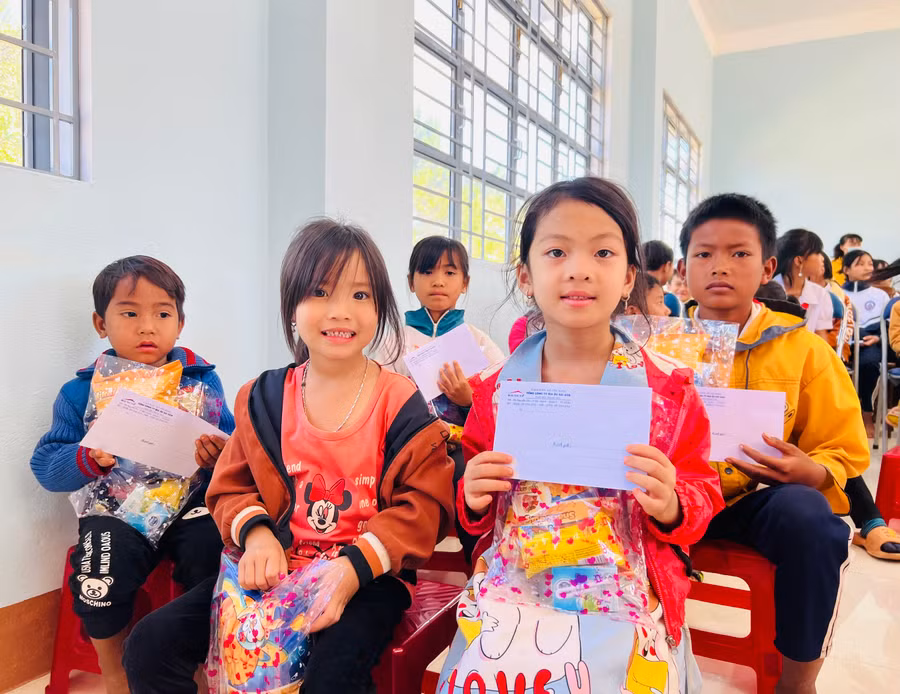 Niềm vui của các em học sinh khi được nhận học bổng Tiếp sức đến trường. Ảnh: M.N