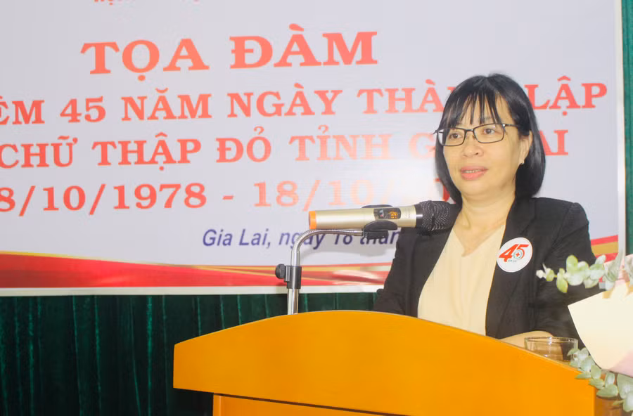 Phó Chủ tịch UBND tỉnh Nguyễn Thị Thanh Lịch phát biểu tại buổi tọa đàm kỷ niệm 45 năm ngày thành lập Hội Chữ thập đỏ tỉnh. Ảnh: P.L