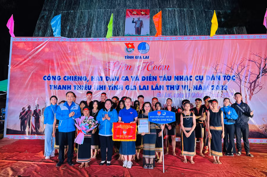 Ban tổ chức trao giải nhất toàn đoàn cho đội thi huyện Chư Păh. Ảnh: P.L