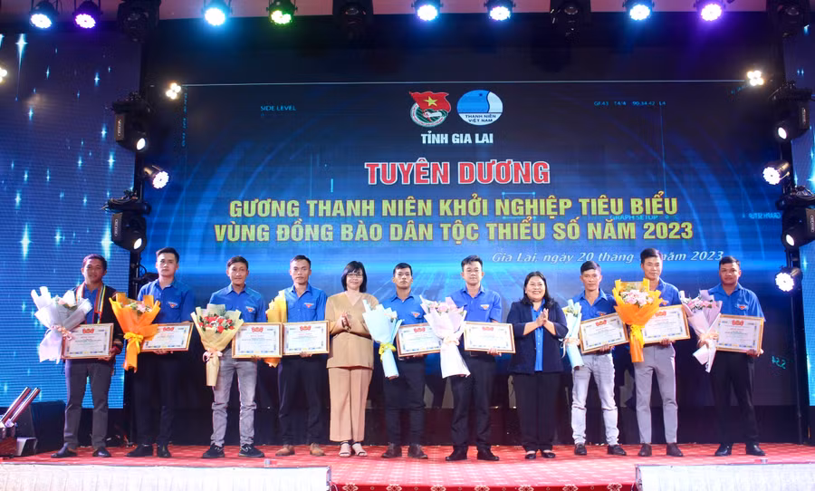 Phó Chủ tịch UBND tỉnh Nguyễn Thị Thanh Lịch (thứ 5 từ trái qua) và Bí thư Tỉnh Đoàn Hà Thị Giang Thảo (thứ 4 từ phải qua) tặng bằng khen cho các gương thanh niên khởi nghiệp tiêu biểu. Ảnh: P.L