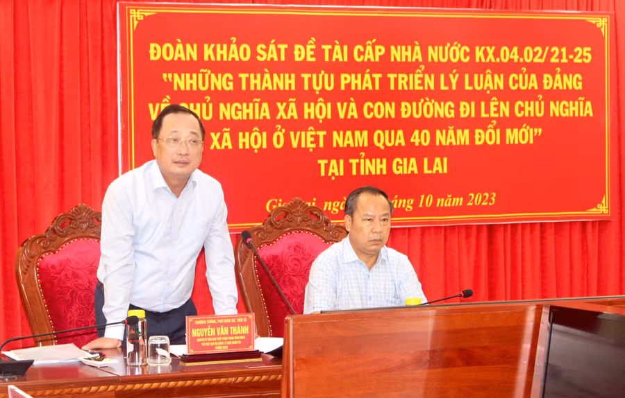Thượng tướng, PGS.TS Nguyễn Văn Thành (bìa trái) phát biểu tại buổi khảo sát. Ảnh: P.L