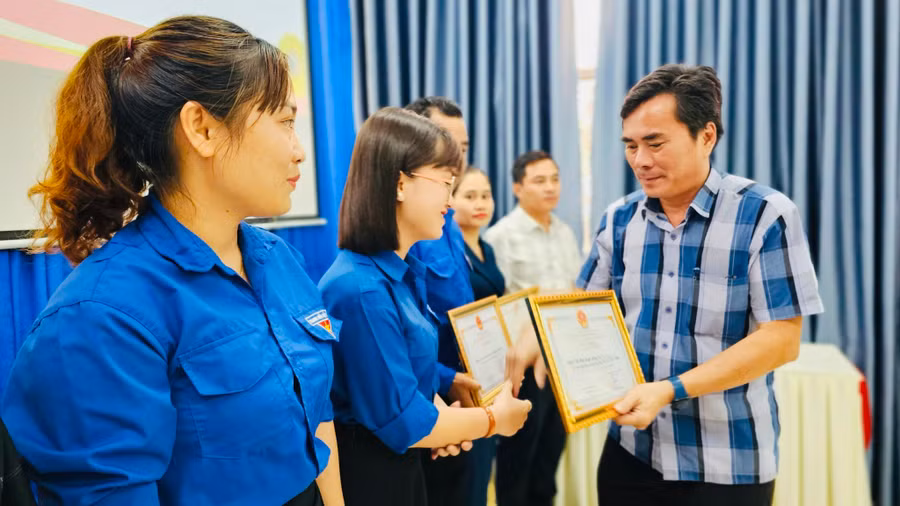 Thừa ủy quyền của Chủ tịch UBND TP. Pleiku, đồng chí Nguyễn Hữu Sung-Phó Chủ tịch UBND TP. Pleiku tặng giấy khen các tập thể có thành tích trong triển khai hoạt động hè. Ảnh: M.N
