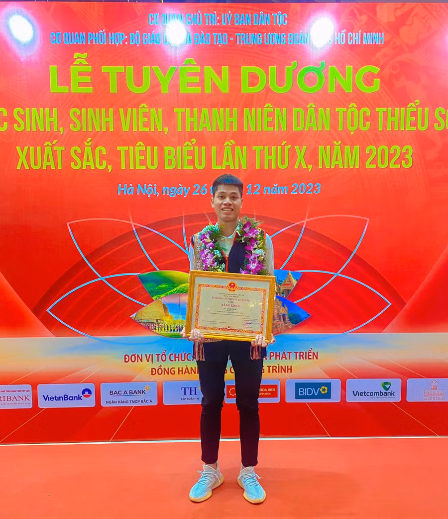 Em Ksor Phuk được tuyên dương học sinh, sinh viên, thanh niên dân tộc thiểu số xuất sắc, tiêu biểu. Ảnh: Đăng Toản