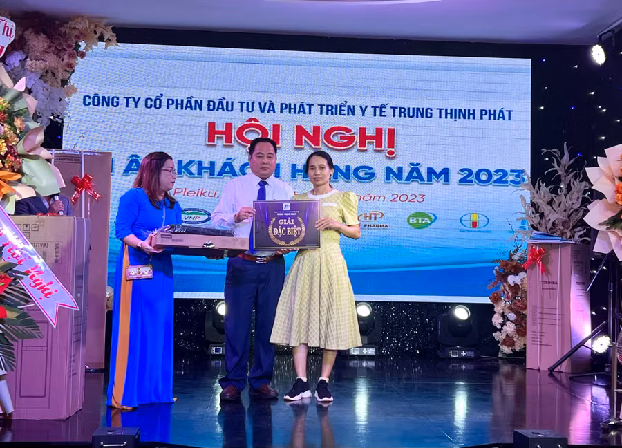 Ông Nguyễn Văn Trung (ở giữa)-Chủ tịch Hội đồng Quản trị Công ty cổ phần Đầu tư và Phát triển Y tế Trung Thịnh Phát trao giải đặc biệt cho khách hàng. Ảnh: M.N Ông Nguyễn Văn Trung (ở giữa)-Chủ tịch Hội đồng Quản trị Công ty cổ phần Đầu tư và Phát triển Y tế Trung Thịnh Phát trao giải đặc biệt cho khách hàng. Ảnh: M.N