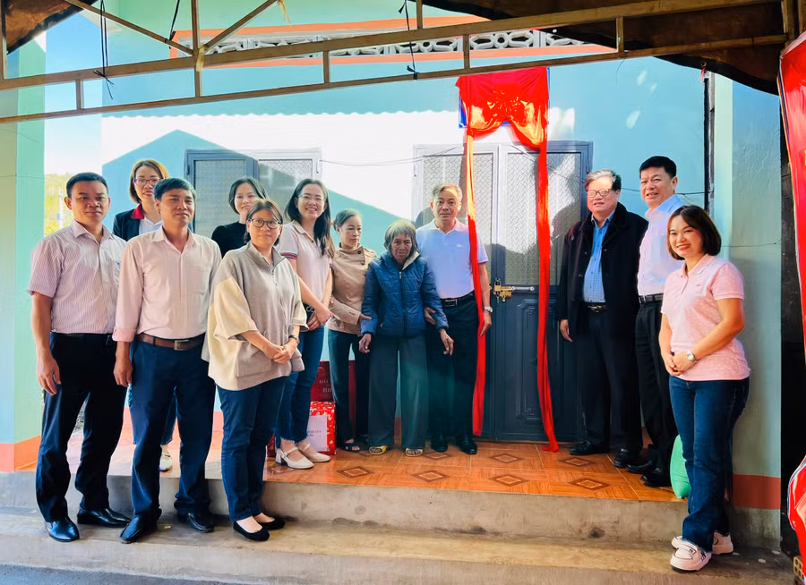 Ban Dân vận Tỉnh ủy Gia Lai phối hợp Tổng Công ty Địa ốc Sài Gòn-TNHH một thành viên bàn giao nhà cho bà Rơ Châm H’Yip (thứ 4 từ phải qua). Ảnh: P.L