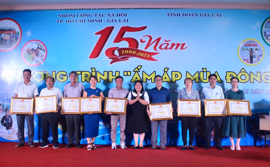 Thừa ủy quyền của Chủ tịch UBND tỉnh, chị Hà Thị Giang Thảo (thứ 5 từ phải qua)-Bí thư Tỉnh Đoàn trao bằng khen cho các tập thể, cá nhân có thành tích trong triển khai chương trình Ấm áp mùa đông. Ảnh: P.L