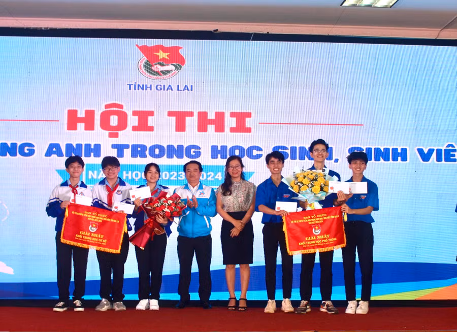 Ban tổ chức trao giải nhất cho các đội thi. Ảnh: P.L Ban tổ chức trao giải nhất cho các đội thi. Ảnh: P.L