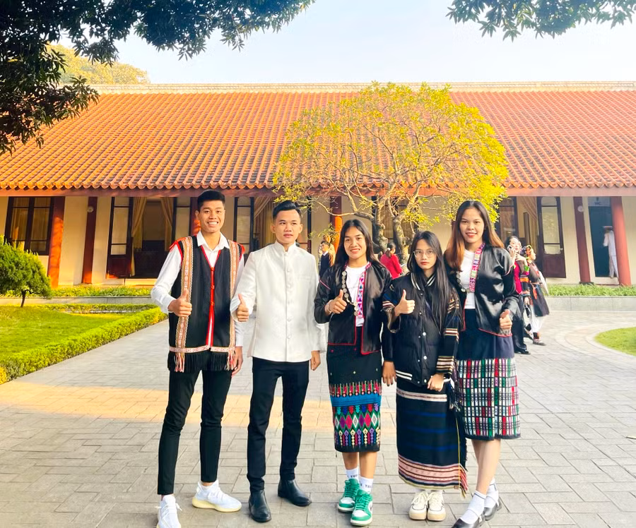 Em Rơ Lan Huyền (thứ 2 từ phải qua) và em Ksor Phuk (bìa trái) vinh dự được tuyên dương học sinh, sinh viên, thanh niên dân tộc thiểu số xuất sắc. Ảnh: L.H