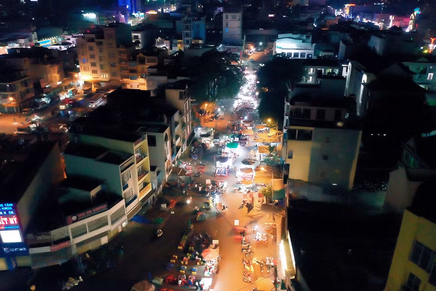 Chợ đêm Pleiku nhìn từ trên cao.
