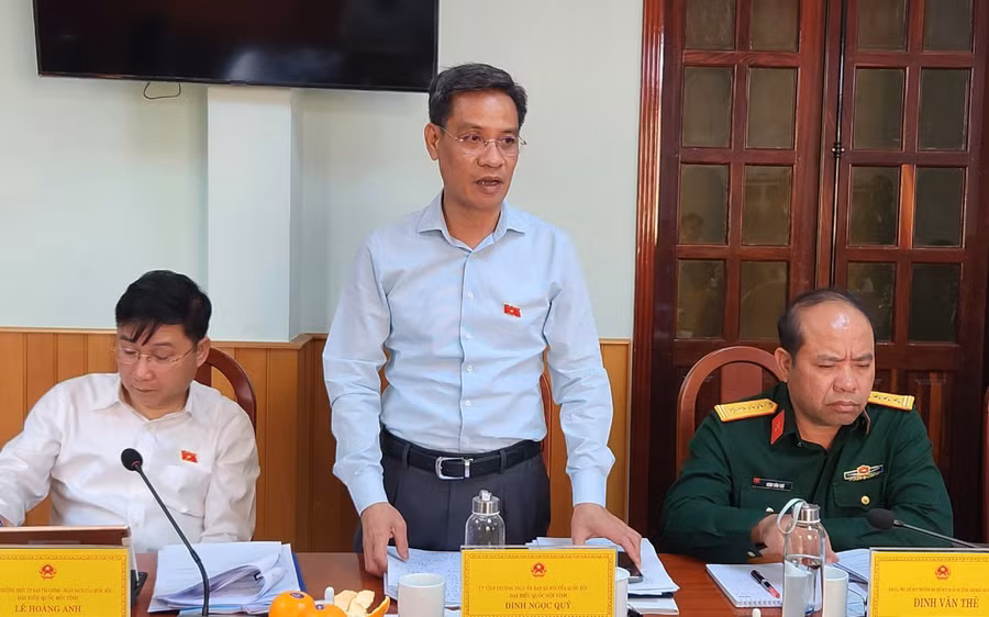 Ông Đinh Ngọc Quý-Ủy viên Thường trực Ủy ban Xã hội của Quốc hội, đại biểu Quốc hội tỉnh, thành viên Đoàn giám sát-phát biểu tại buổi làm việc. Ảnh: Ngọc Sang Ông Đinh Ngọc Quý-Ủy viên Thường trực Ủy ban Xã hội của Quốc hội, đại biểu Quốc hội tỉnh, thành viên Đoàn giám sát-phát biểu tại buổi làm việc. Ảnh: Ngọc Sang