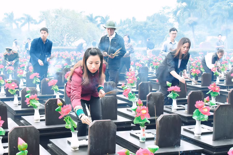 Lãnh đạo các sở, ban, ngành cùng người dân TP. Pleiku dâng hương tại Nghĩa trang Liệt sĩ tỉnh. Ảnh: Đức Thụy