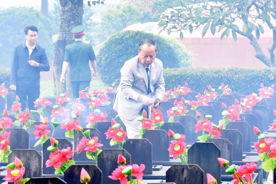 Phó Bí thư Thường trực Tỉnh ủy Châu Ngọc Tuấn dâng hương tại phần mộ các liệt sĩ ở nghĩa trang Liệt sĩ tỉnh. Ảnh: Đ.T