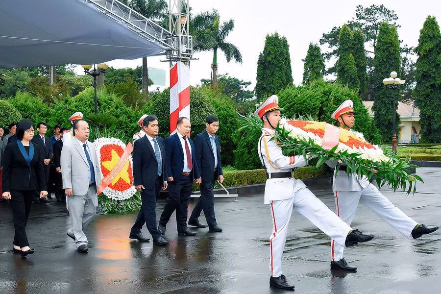 Lãnh đạo Tỉnh ủy-HĐND-UBND-Ủy ban MTTQ Việt Nam tỉnh dâng hoa, dâng hương tại Nghĩa trang Liệt sĩ tỉnh. Ảnh: Đ.T