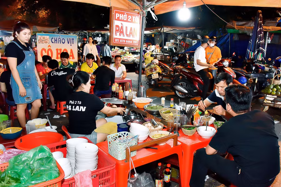 Hơn 10 năm bán phở tại chợ đêm, giờ đây bà Trương Thị Ngọc Lan (phường Hội Phú, TP. Pleiku) phải tìm chỗ mới thuê mặt bằng để kinh doanh. Bà Lan chia sẻ, sau khi thành phố xây dựng xong "Phố ẩm thực đêm Pleiku", bà sẽ đăng ký vào đây để kinh doanh.