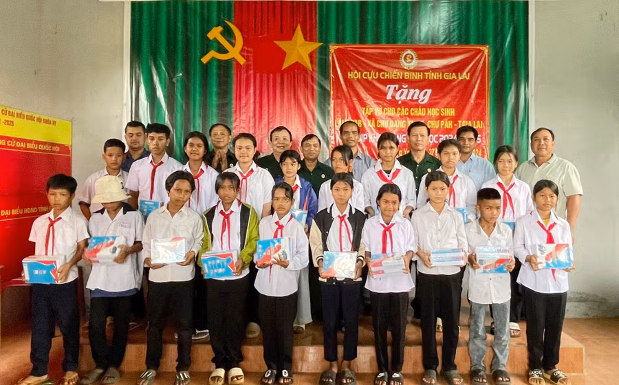 Hội Cựu chiến binh tỉnh Gia Lai tặng vở cho các em học sinh THCS tại làng Yar, xã Chư Đang Ya, huyện Chư Păh. Ảnh: N.C Hội Cựu chiến binh tỉnh Gia Lai tặng vở cho các em học sinh THCS tại làng Yar, xã Chư Đang Ya, huyện Chư Păh. Ảnh: N.C