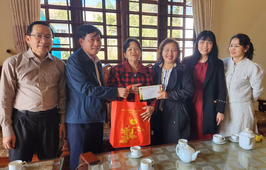 Phó Chủ tịch HĐND tỉnh Ayun H'Bút (thứ 3 từ phải sang) thăm, tặng quà gia đình ông Ksor Tuyên-nguyên Tỉnh ủy viên, nguyên Phó Chủ tịch HĐND tỉnh. Ảnh: Ngọc Sang