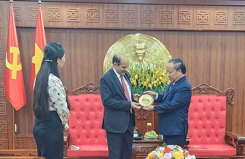Phó Bí thư Thường trực Tỉnh ủy Châu Ngọc Tuấn (bên phải) tặng quà cho ngài Sandeep Araya-Đại sứ đặc mệnh toàn quyền Ấn Độ tại Việt Nam. Ảnh: Ngọc Sang