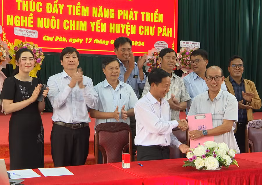 Đại diện nhà đầu tư ký kết hợp tác với Hội Nông dân huyện Chư Păh về phát triển nghề nuôi chim yến. Ảnh: V.Đ