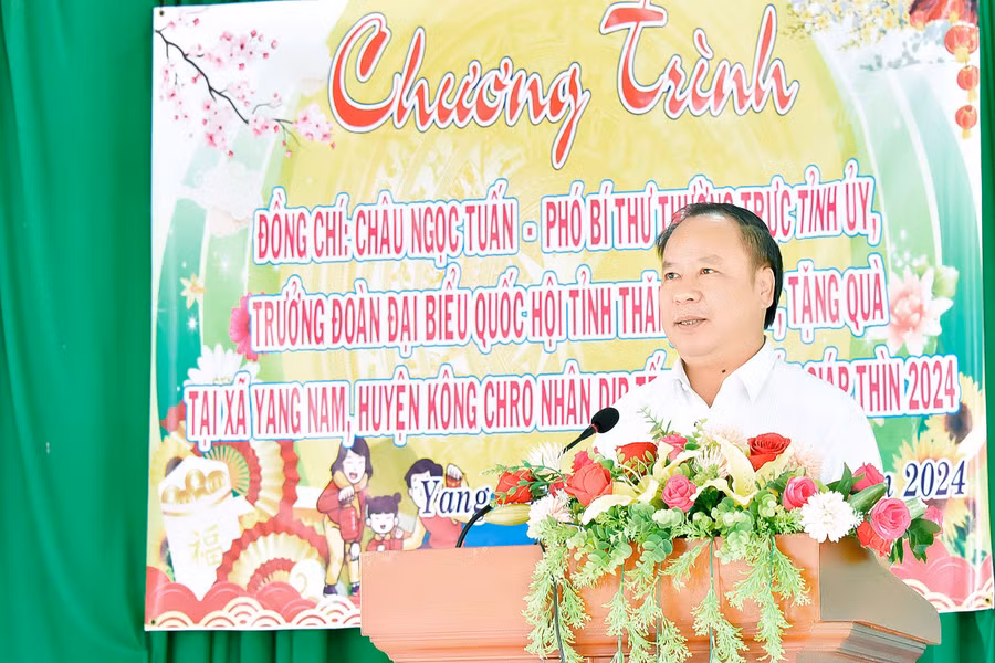 Phó Bí thư Thường trực Tỉnh ủy Châu Ngọc Tuấn phát biểu tại buổi tặng quà. Ảnh: Đức Thụy Phó Bí thư Thường trực Tỉnh ủy Châu Ngọc Tuấn phát biểu tại buổi tặng quà. Ảnh: Đức Thụy