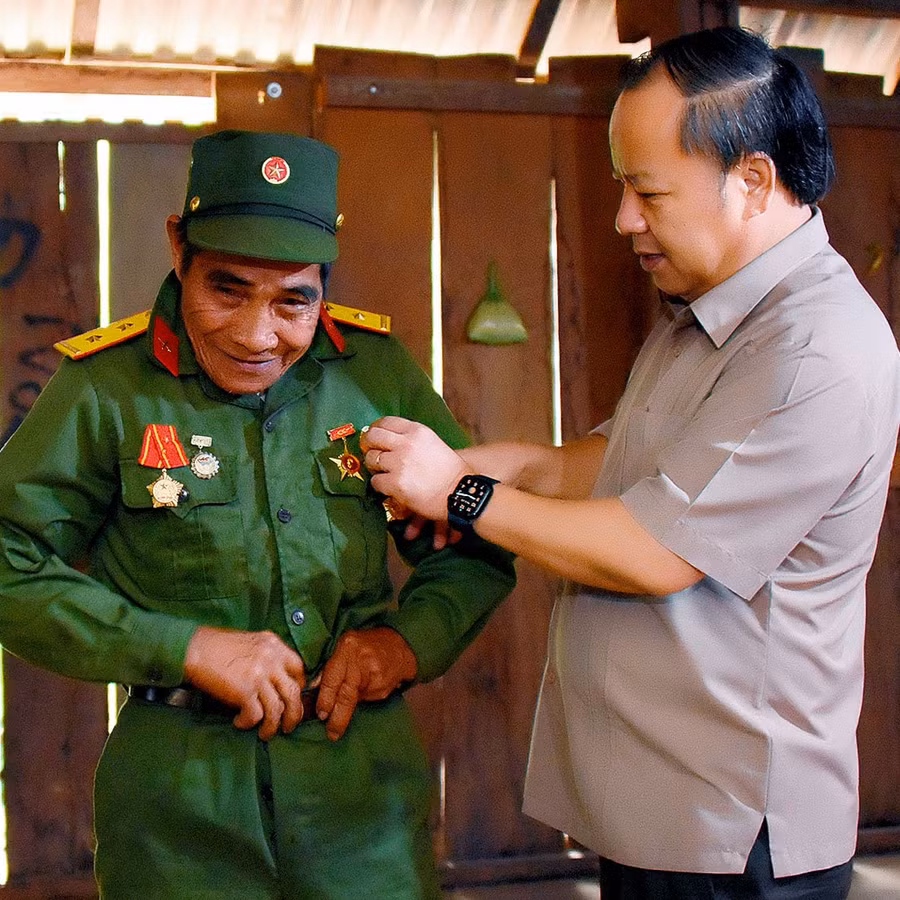 Phó Bí thư Thường trực Tỉnh ủy, Trưởng đoàn đại biểu Quốc hội tỉnh Châu Ngọc Tuấn (bìa phải) ân cần thăm hỏi sức khỏe ông Đinh Alót (bệnh binh, làng Châu, xã Chư Krey). Ảnh: Đức Thụy