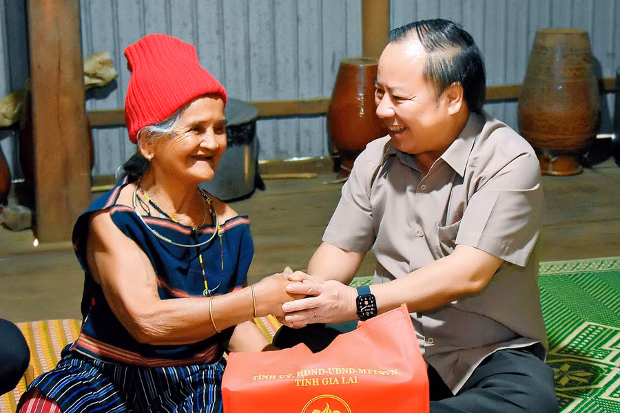Phó Bí thư Thường trực Tỉnh ủy, Trưởng đoàn đại biểu Quốc hội tỉnh Châu Ngọc Tuấn thăm, tặng quà bà Đinh Thị Suar (người có công, làng Châu, xã Chư Krey). Ảnh: Đức Thụy