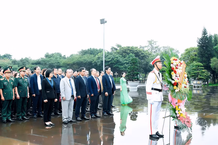 Các đại biểu tham gia lễ dâng hoa trước Tượng đài Bác Hồ với các dân tộc Tây Nguyên tại Quảng trường Đại Đoàn Kết. Ảnh: Đức Thụy