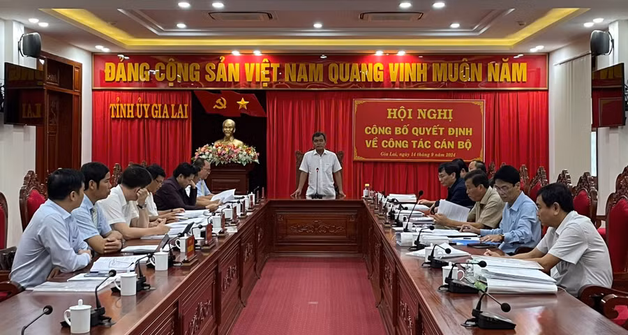 Ủy viên Ban Chấp hành Trung ương Đảng, Bí thư Tỉnh ủy, Chủ tịch HĐND tỉnh Hồ Văn Niên phát biểu chỉ đạo tại hội nghị. Ảnh: Ngọc Sang Ủy viên Ban Chấp hành Trung ương Đảng, Bí thư Tỉnh ủy, Chủ tịch HĐND tỉnh Hồ Văn Niên phát biểu chỉ đạo tại hội nghị. Ảnh: Ngọc Sang