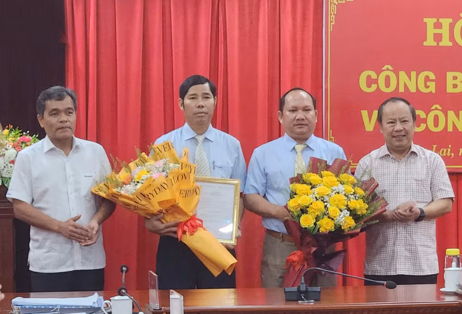 Bí thư Tỉnh ủy Hồ Văn Niên (bìa trái) và Phó Bí thư Thường trực Tỉnh ủy Châu Ngọc Tuấn (bìa phải) tặng hoa chúc mừng 2 đồng chí Rah Lan Chung và Trần Minh Sơn. Ảnh: Ngọc Sang Bí thư Tỉnh ủy Hồ Văn Niên (bìa trái) và Phó Bí thư Thường trực Tỉnh ủy Châu Ngọc Tuấn (bìa phải) tặng hoa chúc mừng 2 đồng chí Rah Lan Chung và Trần Minh Sơn. Ảnh: Ngọc Sang