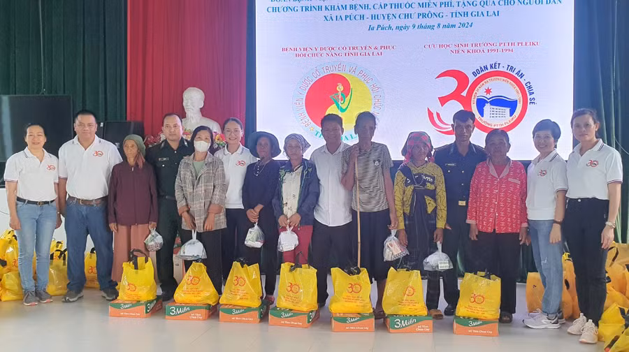 Đại diện Hội cựu học sinh Trường THPT Pleiku (niên khóa 1991-1994) tặng quà người dân xã Ia Púch, huyện Chư Prông. Ảnh: Phạm Ngọc