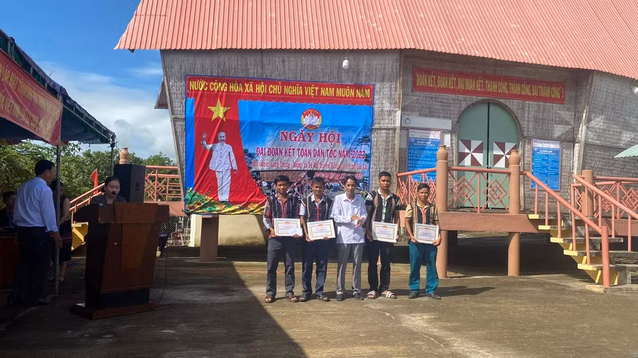 UBND xã Ya Ma khen thưởng các tập thể, cá nhân đạt thành tích xuất sắc trong thực hiện các phong trào thi đua, các cuộc vận động năm 2023. Ảnh: Sơn Ca