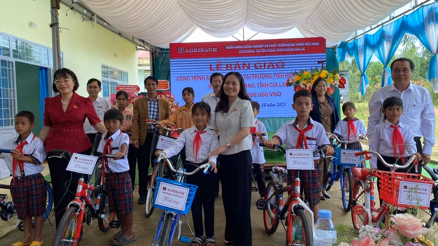 Bà Siu Hương-Phó Trưởng đoàn chuyên trách Đoàn đại biểu Quốc hội tỉnh Gia Lai và bà Nguyễn Thị Mai Phương-Phó Chủ nhiệm Ủy ban pháp luật Quốc hội cùng trao tặng xe đạp cho các em học sinh trên địa bàn huyện Mang Yang. Ảnh: Sơn Ca.