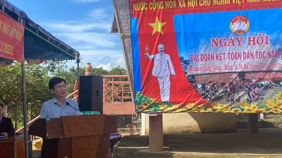 Trưởng ban Tổ chức Tỉnh ủy Huỳnh Quang Thái phát biểu tại Ngày hội đại đoàn kết toàn dân tộc năm 2023 tại làng Tnung-Măng. Ảnh: Sơn Ca