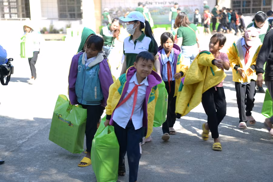 Chương trình Áo ấm mùa đông là hoạt động an sinh xã hội ý nghĩa nhằm chia sẻ khó khăn, mang đến niềm vui cho các em nhỏ. Ảnh: VCB Gia Lai.