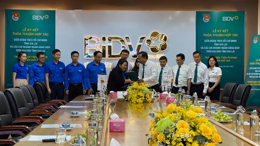 Bà Hà Thị Giang Thảo-Tỉnh ủy viên, Bí thư Tỉnh đoàn Gia Lai và ông Trần Văn Chương-Giám đốc BIDV Chi nhánh Gia Lai trao đổi biên bản ký kết thỏa thuận hợp tác chuyển đổi số. Ảnh: Sơn Ca