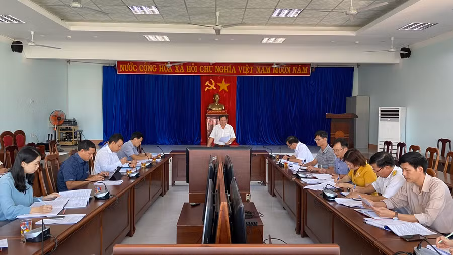 Ông Nguyễn Đình Phương-Ủy viên Thường trực HĐND tỉnh, Trưởng ban Kinh tế-Ngân sách làm Trưởng đoàn giám sát phát biểu tại buổi làm việc. Ảnh: Sơn Ca.