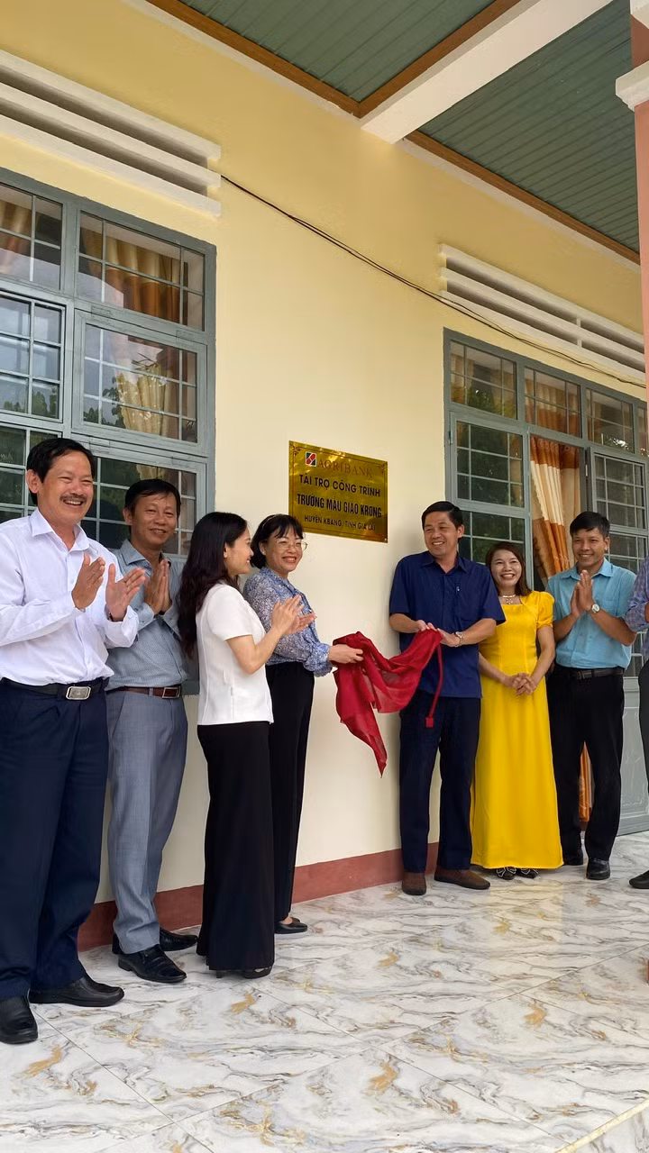 Bà Nguyễn Thị Mai Phương-Phó Chủ nhiệm Ủy ban Pháp luật Quốc hội, Đại biểu Quốc hội tỉnh Gia Lai cùng lãnh đạo địa phương thực hiện nghi thức gắn biển công trình tài trợ tại Trường Mẫu giáo xã Krong, huyện Kbang. Ảnh: Sơn Ca.
