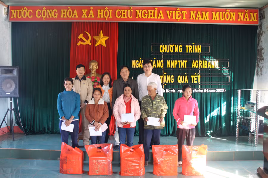 Đại diện Agribank Chi nhánh Đông Gia Lai trao tặng 20 phần quà Tết cho hộ nghèo và gia đình chính sách tại xã Ia Kênh. Ảnh: Sơn Ca.