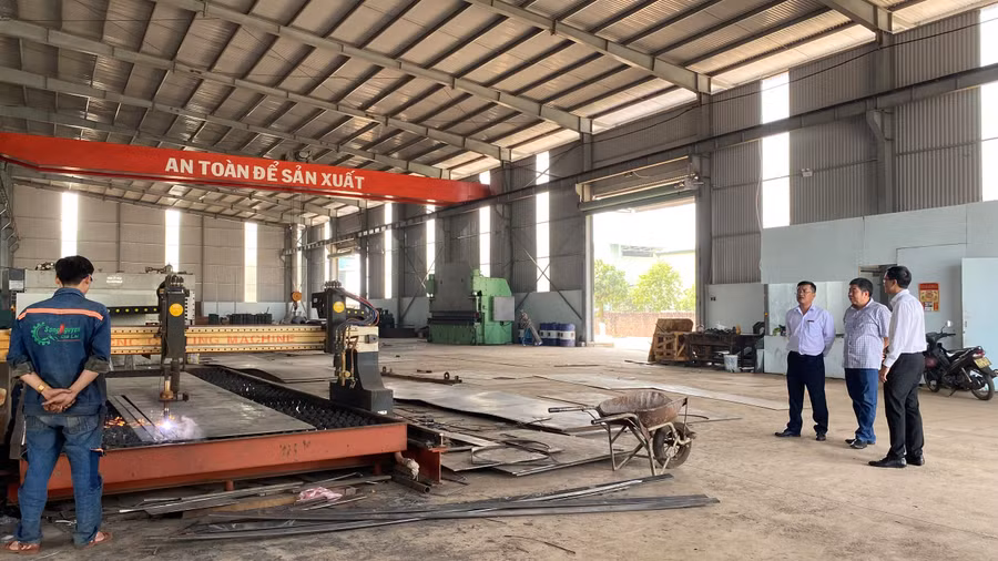 Doanh nghiệp được tạo điều kiện tiếp cận tín dụng, đưa dòng vốn phát triển hoạt động sản xuất kinh doanh. Ảnh: Sơn Ca.