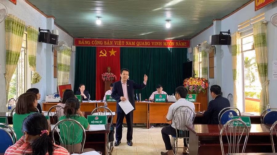 Đoàn công tác NHCSXH Việt Nam kiểm tra tình hình giao dịch tại Điểm giao dịch xã Ia Grăng, huyện Ia Grai. Ảnh: Sơn Ca.