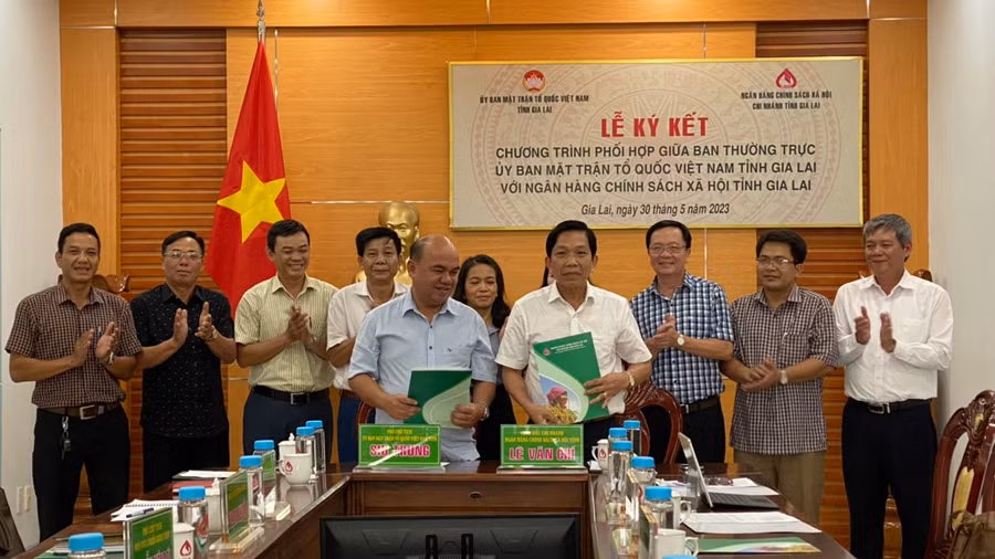Ông Siu Trung-Phó Chủ tịch Ủy ban MTTQ Việt Nam tỉnh và ông Lê Văn Chí-Giám đốc Ngân hàng Chính sách xã hội-Chi nhánh tỉnh Gia Lai ký kết chương trình phối hợp. Ảnh: Sơn Ca