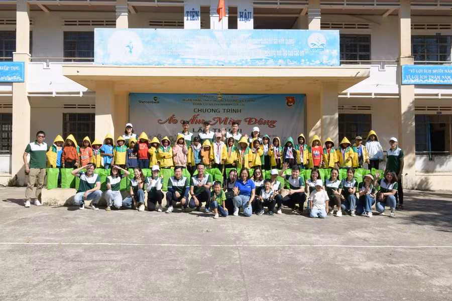 Đoàn Thanh niên Vietcombank Gia Lai trao tặng áo ấm và quà cho các em nhỏ trên địa bàn xã Ia Mơ, huyện Chư Prông. Ảnh: VCB Gia Lai.