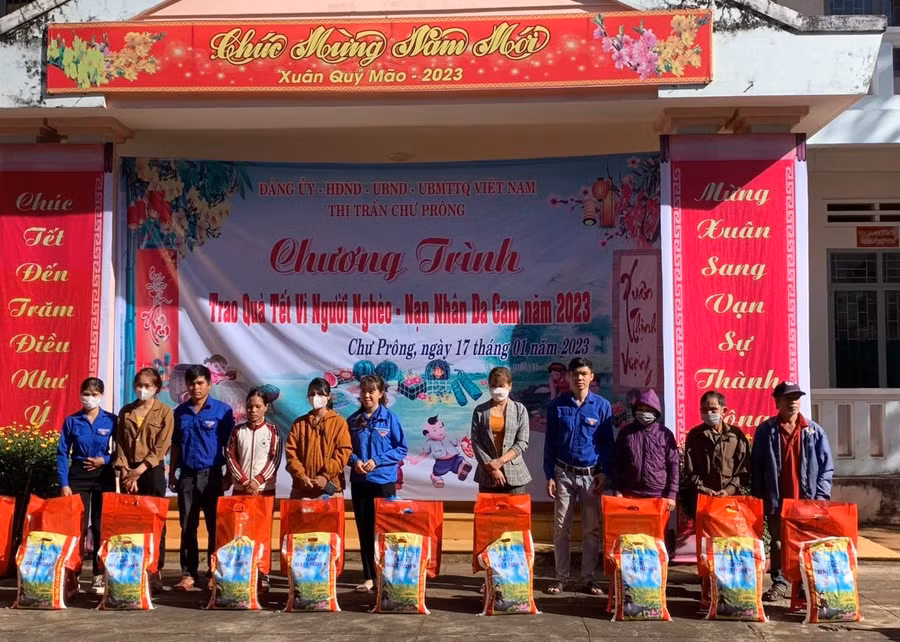 Đoàn thị trấn Chư Prông (huyện Chư Prông) trao phần quà Tết cho gia đình các học sinh có hoàn cảnh khó khăn. Ảnh: Phan Lài