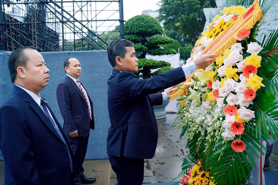 Thường trực Tỉnh ủy Gia Lai dâng hoa trước Tượng đài Bác Hồ với các dân tộc Tây Nguyên. Ảnh: Đ.T