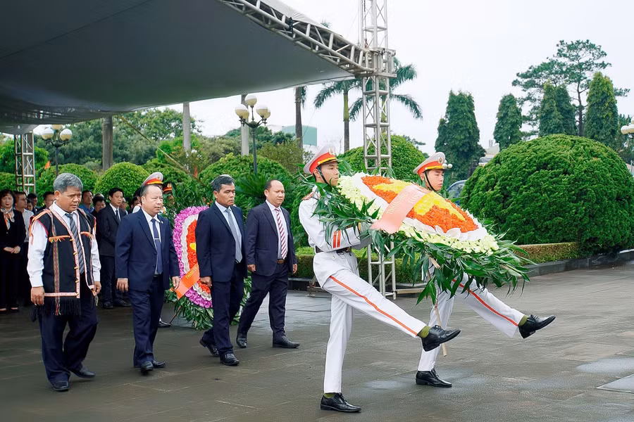Tỉnh ủy-HĐND-UBND-Ủy ban MTTQ Việt Nam tỉnh dâng hoa, dâng hương tại Nghĩa trang Liệt sĩ tỉnh. Ảnh: Đ.T
