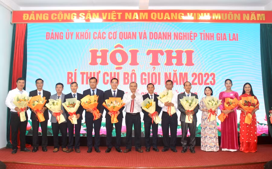 Bí thư Đảng ủy Khối Huỳnh Minh Thuận (ở giữa) tặng hoa các thí sinh tham gia hội thi. Ảnh: P.L