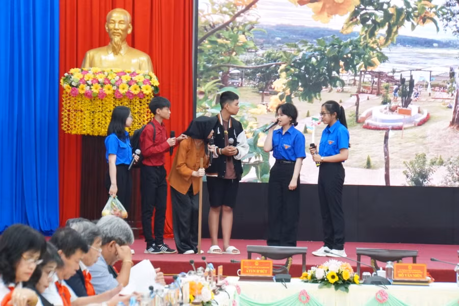 Tiểu phẩm tuyên truyền về an ninh mạng và phòng-chống đuối nước trẻ em tại chương trình tiếp xúc, đối thoại. Ảnh: Đức Thụy Tiểu phẩm tuyên truyền về an ninh mạng và phòng-chống đuối nước trẻ em tại chương trình tiếp xúc, đối thoại. Ảnh: Đức Thụy