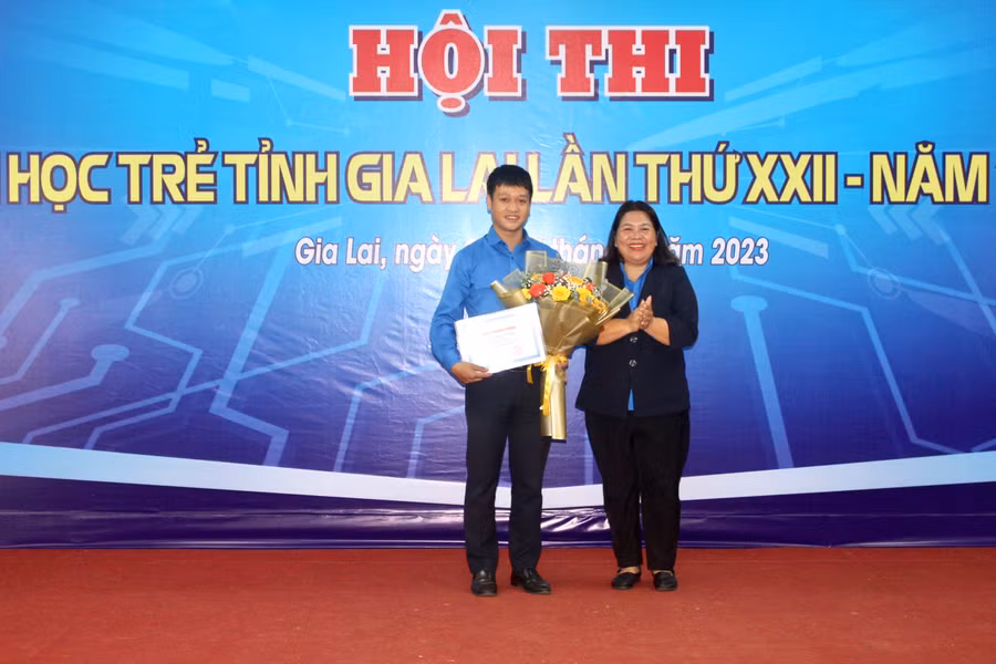 Chị Hà Thị Giang Thảo (bìa phải)-Bí thư Tỉnh Đoàn Gia Lai trao giải nhất toàn đoàn cho đơn vị TP. Pleiku. Ảnh: P.L