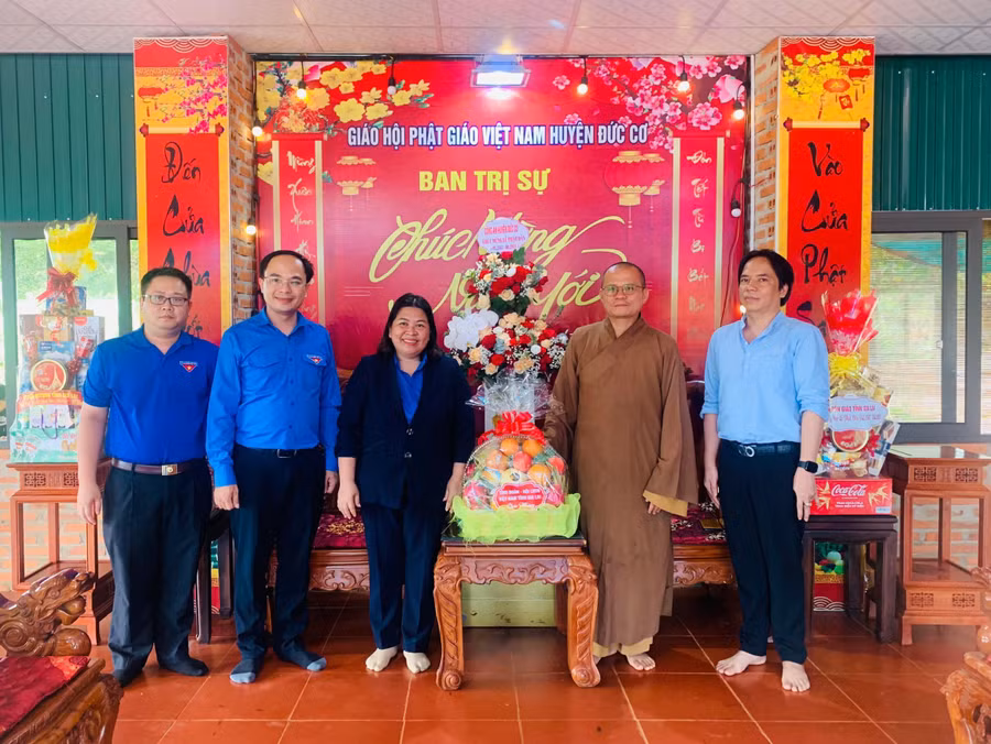 Tỉnh Đoàn, Hội LHTN Việt Nam tỉnh thăm, chúc mừng chùa Từ Quang nhân Đại lễ Phật đản. Ảnh: P.L Tỉnh Đoàn, Hội LHTN Việt Nam tỉnh thăm, chúc mừng chùa Từ Quang nhân Đại lễ Phật đản. Ảnh: P.L