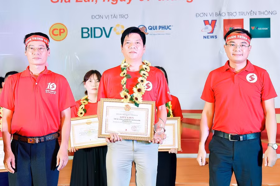 Ban Chỉ đạo vận động hiến máu tình nguyện tỉnh tặng giấy khen cho các tập thể, cá nhân có thành tích xuất sắc trong vận động hiến máu tình nguyện. Ảnh: Đ.T